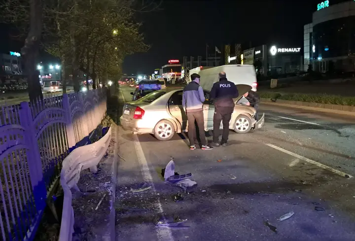 Otomobil refüjdeki bariyerlere çarptı: 2 yaralı