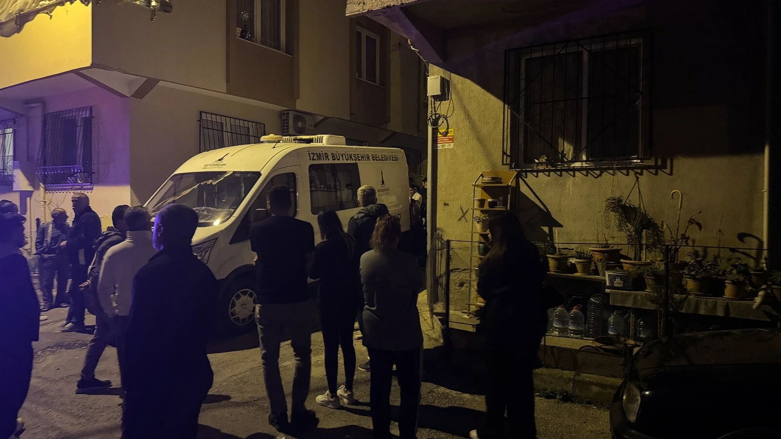 İzmir'de kadın cinayeti! Eşini tabancayla boğazından vurdu