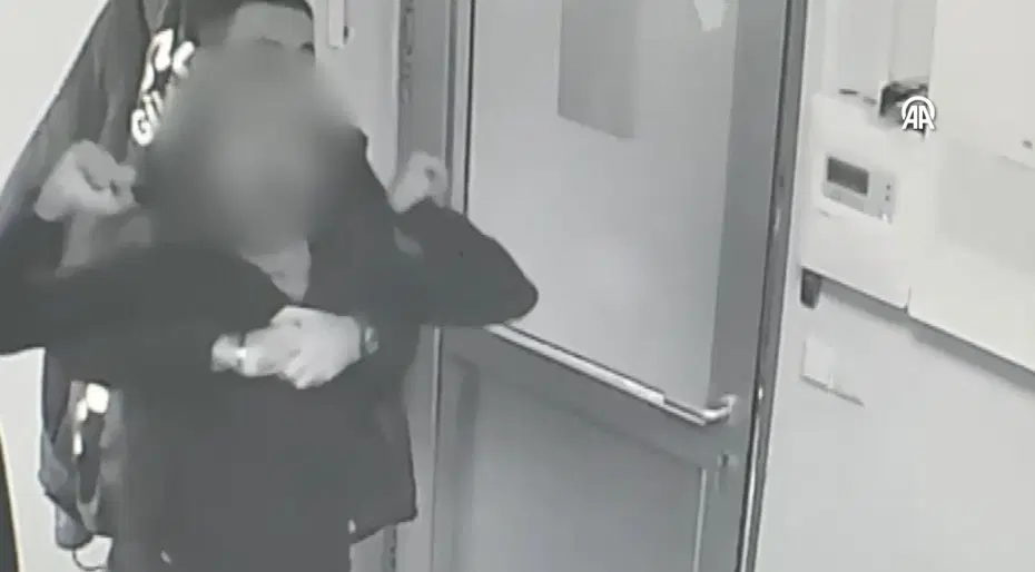 Boğulmak üzereydi! Arkadaşını Heimlich manevrasıyla kurtardı