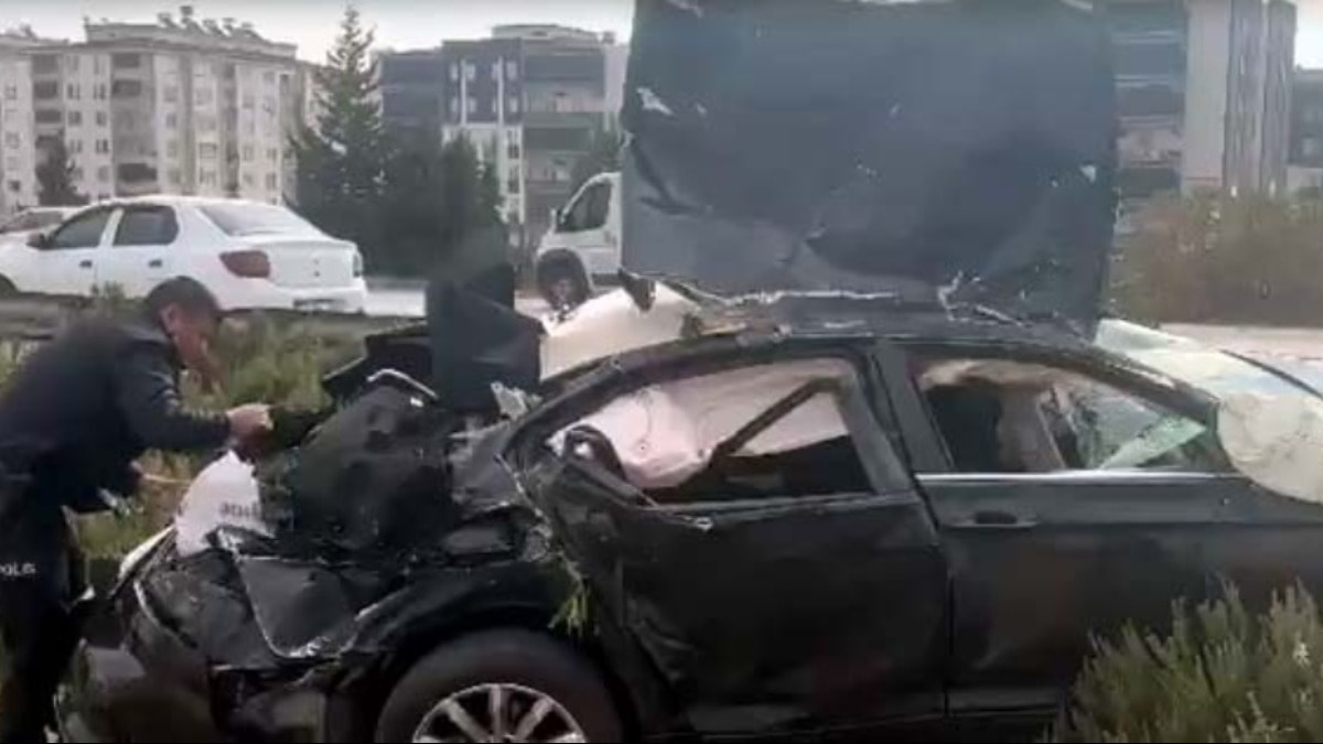 Otomobil bariyerlere çarptı: Ölü ve yaralılar var