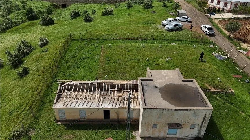 Hakkari'de şiddetli rüzgar nedeniyle evlerin çatıları söküldü, seralar zarar gördü 