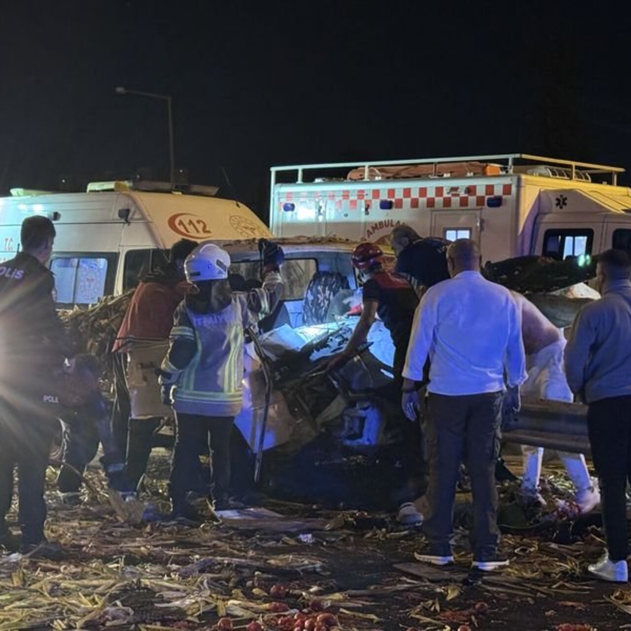 Kaza yapan kamyonette sıkışan 3 kişi yaralandı