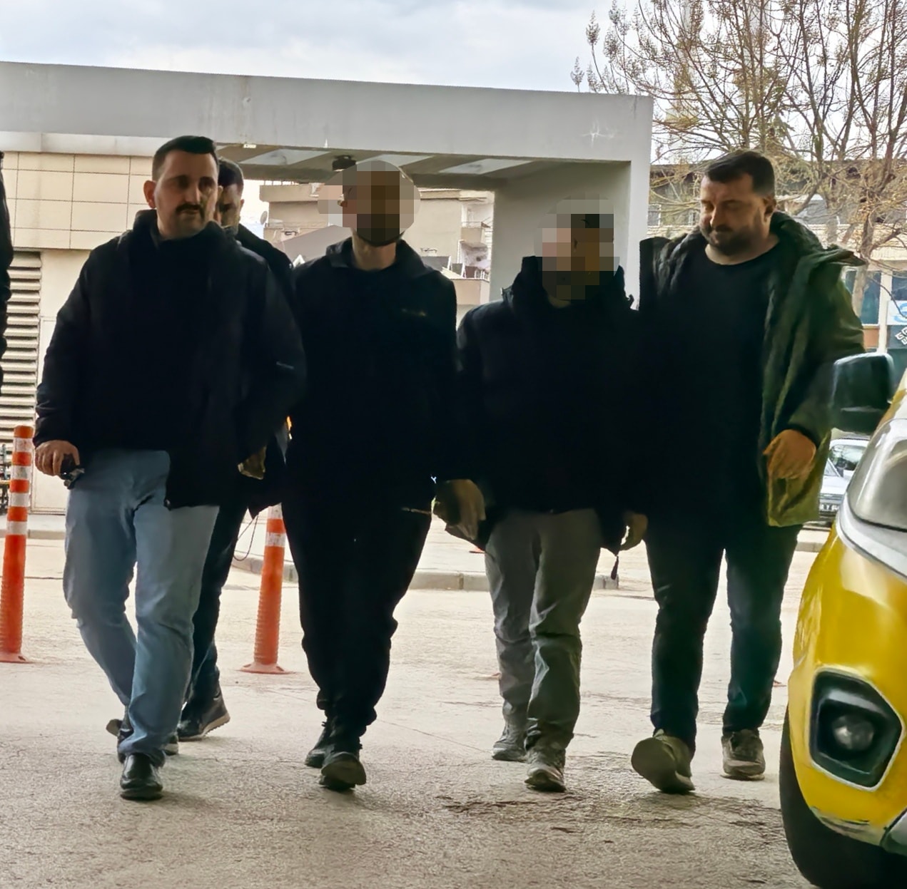 Polislerin aradığı firariler sokakta yürürken yakalandı
