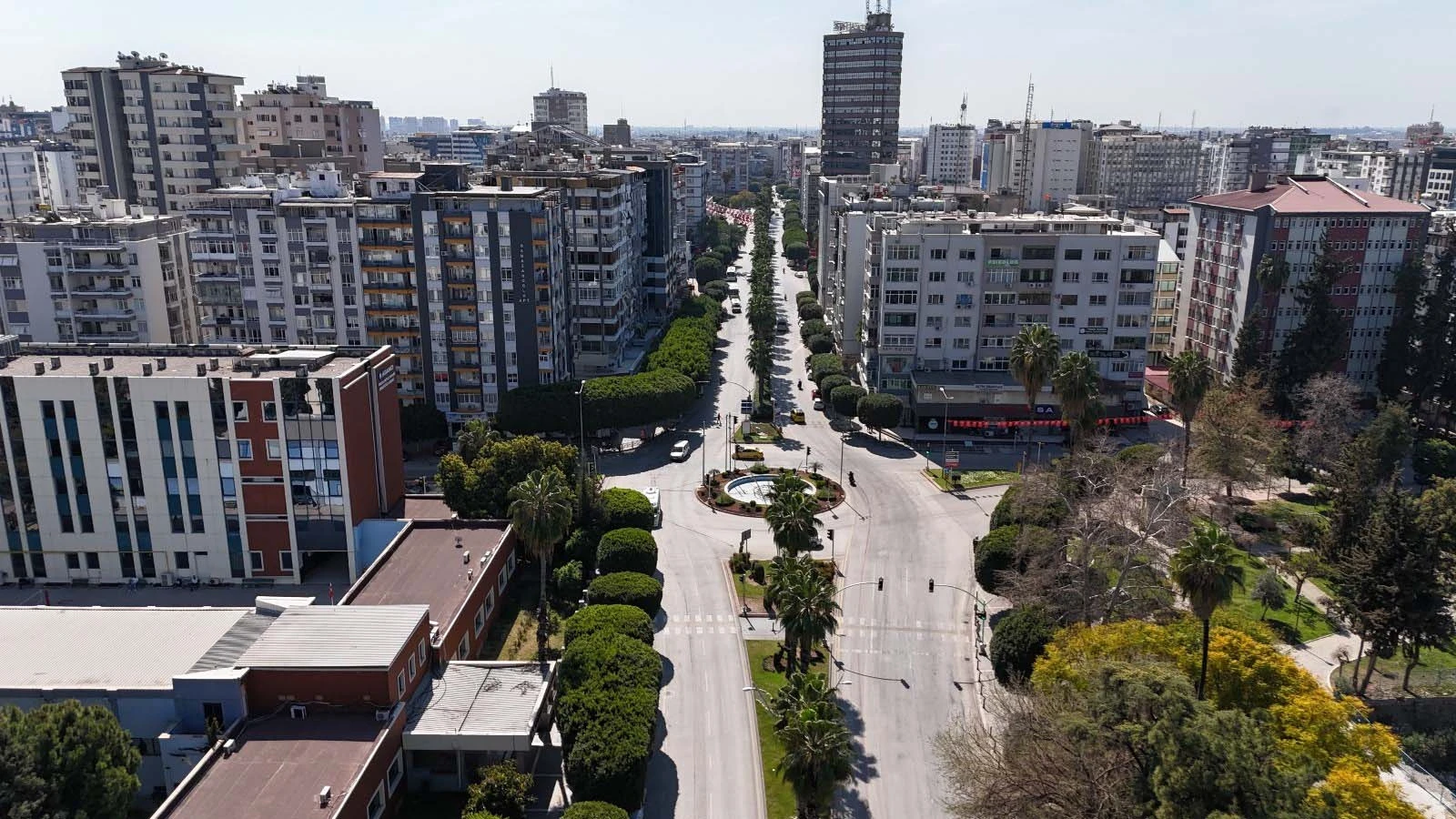 96 yılın en sıcak Mart ayında Adana sokakları boş kaldı