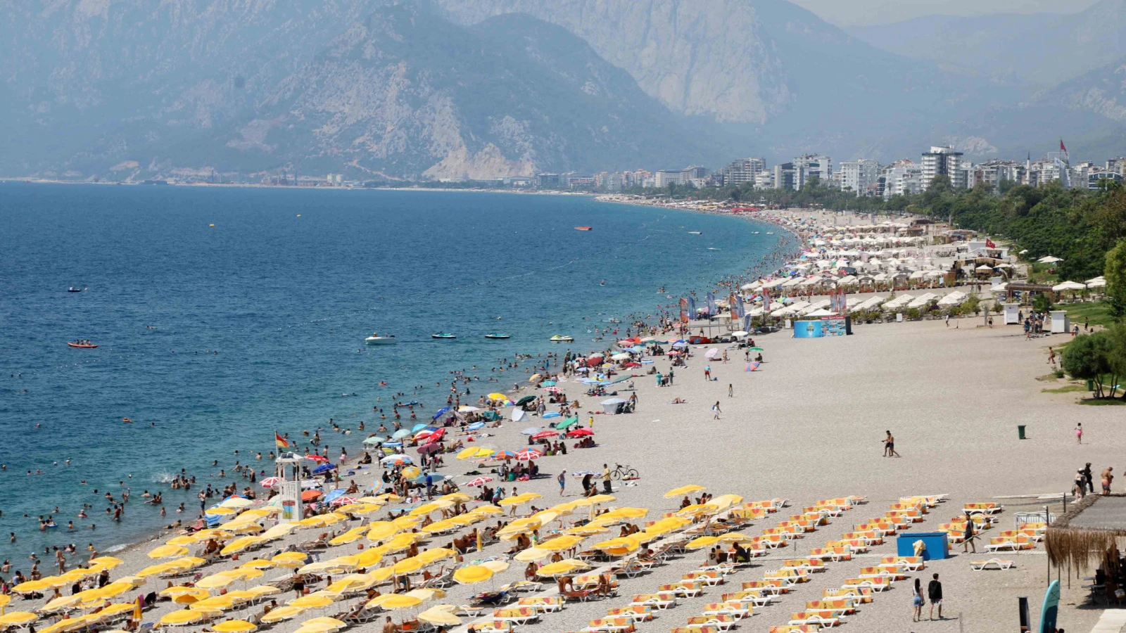 Antalya'da nem yüzde 80'e ulaştı, sahiller doldu