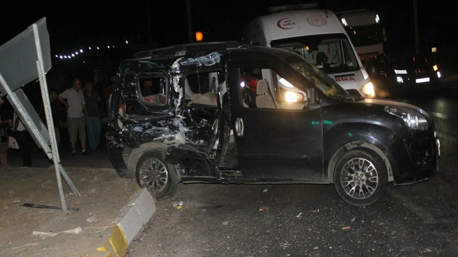 Manisa'da trafik kazası: Ölü ve yaralılar var