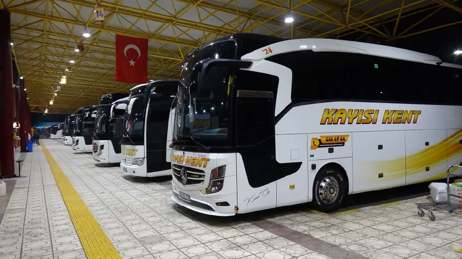 Kar yolları kesti, şehirlerarası otobüs seferleri durdu