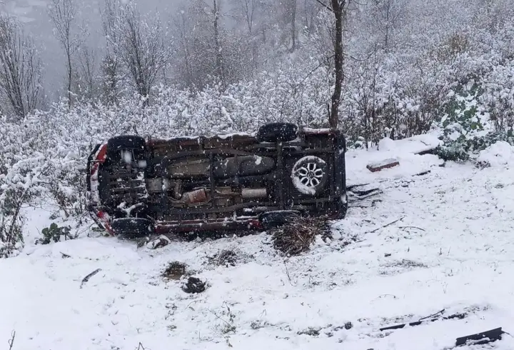 Ordu'da kamyonet karla kaplı yolda şarampole yuvarlandı: 6 yaralı