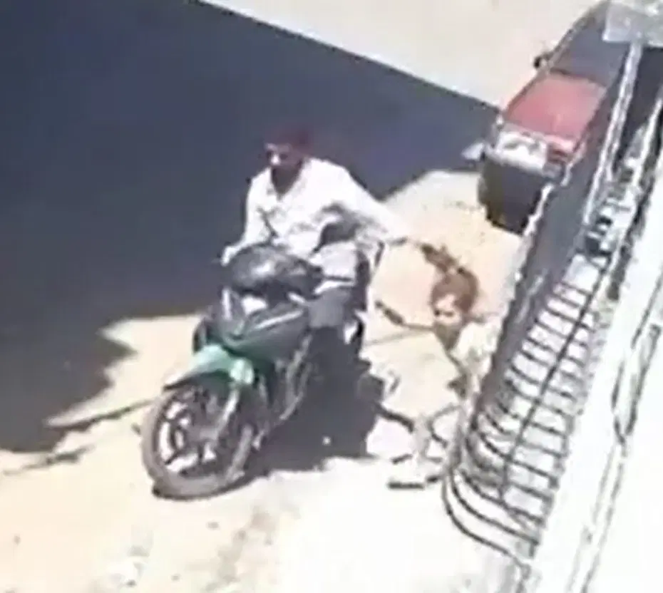 7 yaşındaki kızına defalarca tokatlayıp, saçından sürükledi