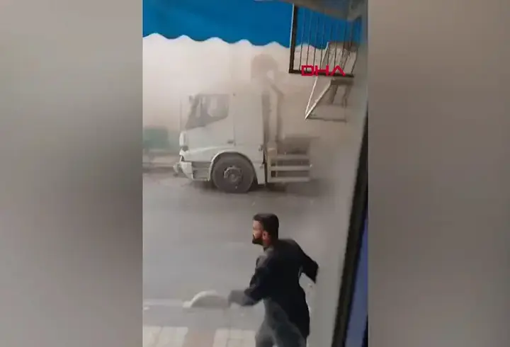 Bağcılar'da bina yıkımı sırasında ölümün kıyısından döndü