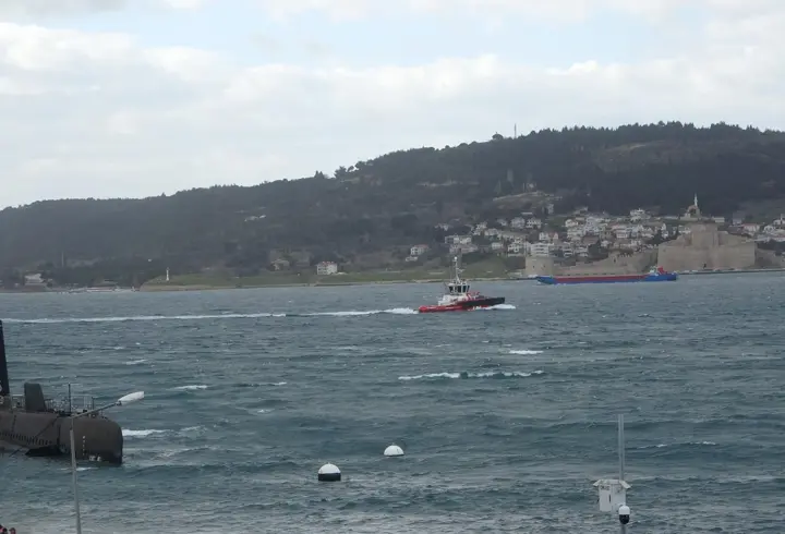 Çanakkale Boğazı fırtına nedeniyle çift yönlü trafiğe kapatıldı
