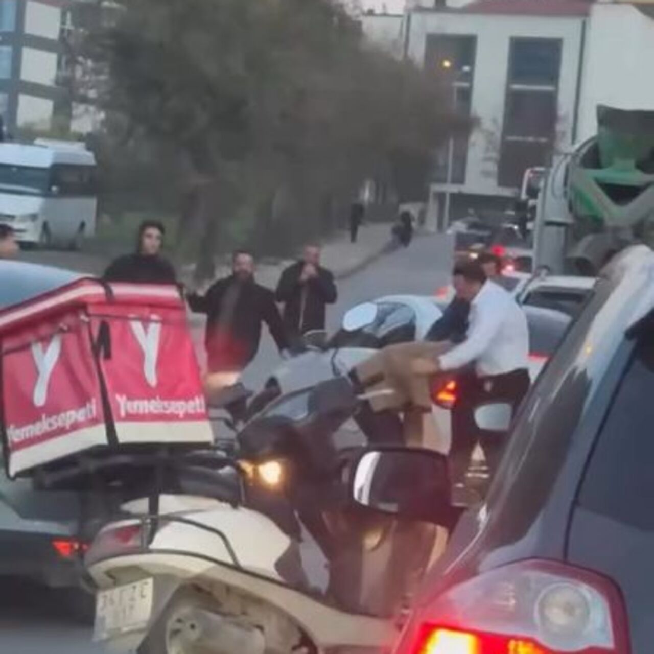 Motosiklet sürücüsüne dehşeti yaşatmıştı! Yakalandı