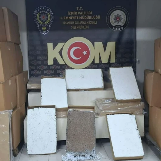 İzmir'de İki Milyon 160 Bin Kaçak Makaron Ele Geçirildi