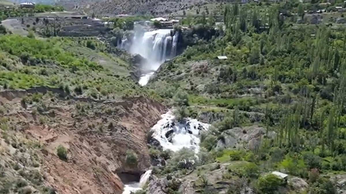 Türkiye'nin cennet köşesinde heyelan alarmı: Evler kaydı, yollar yarıldı