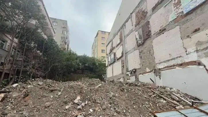 Koca Bina Yıkıldı, Klozet Duvarda Asılı Kaldı! Görenler Cep Telefonuna Sarıldı