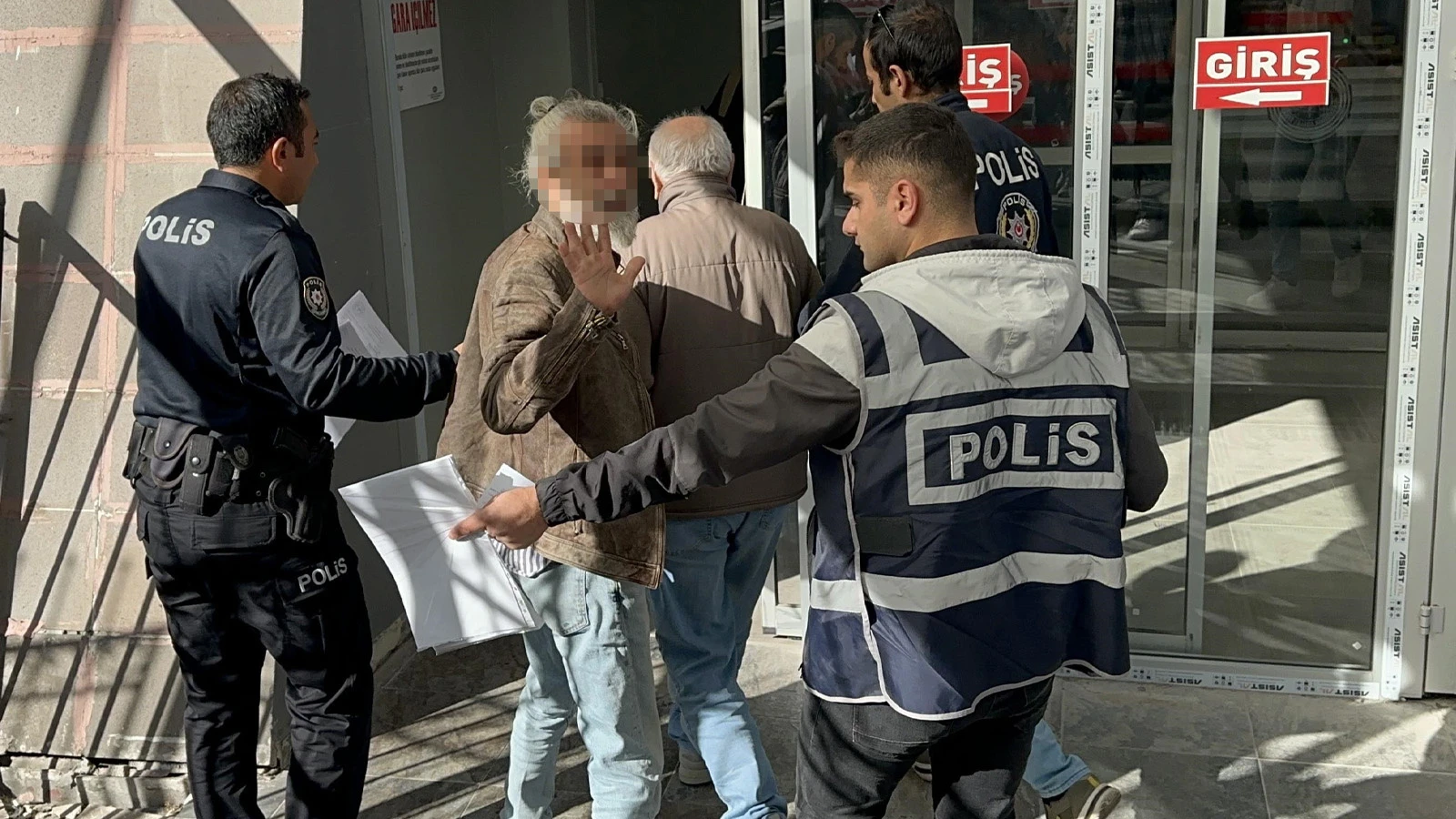 Kendisini şikayet ettiğini ileri sürdüğü yaşlı adamı darbedip, yerde tekmeledi