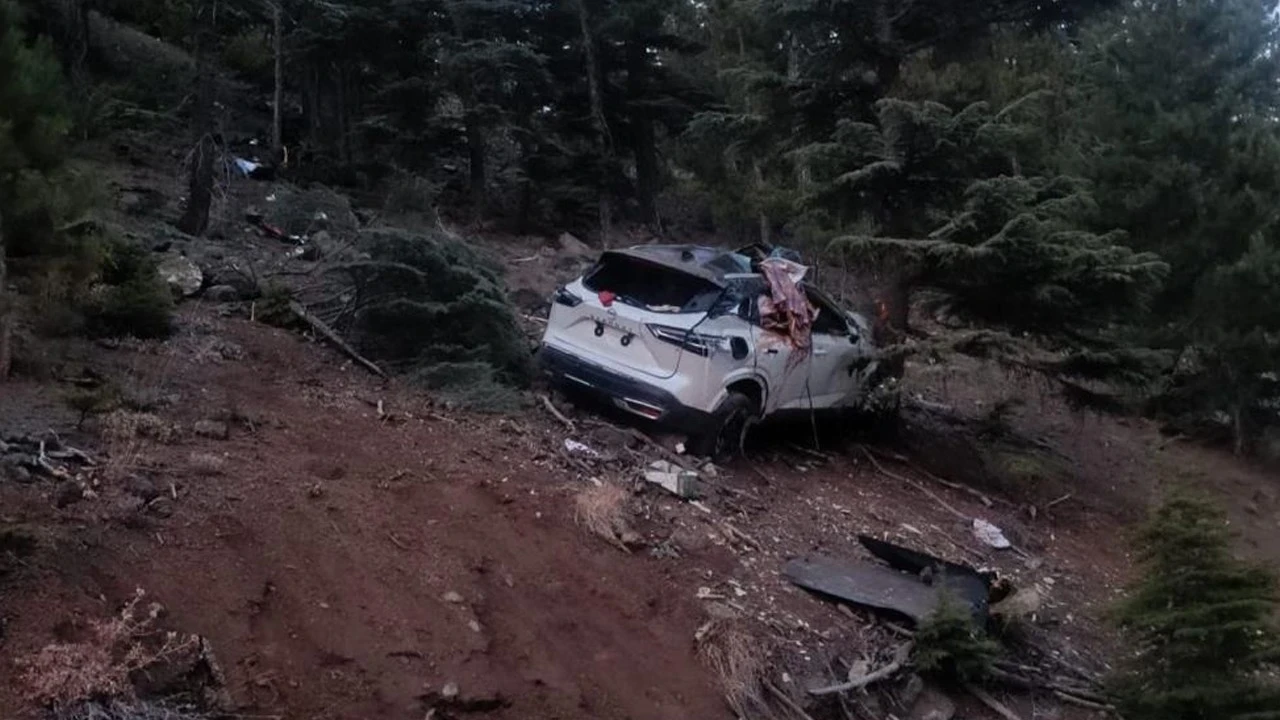 Adana'da dağ yolunda otomobil uçuruma yuvarlandı: 2 ölü