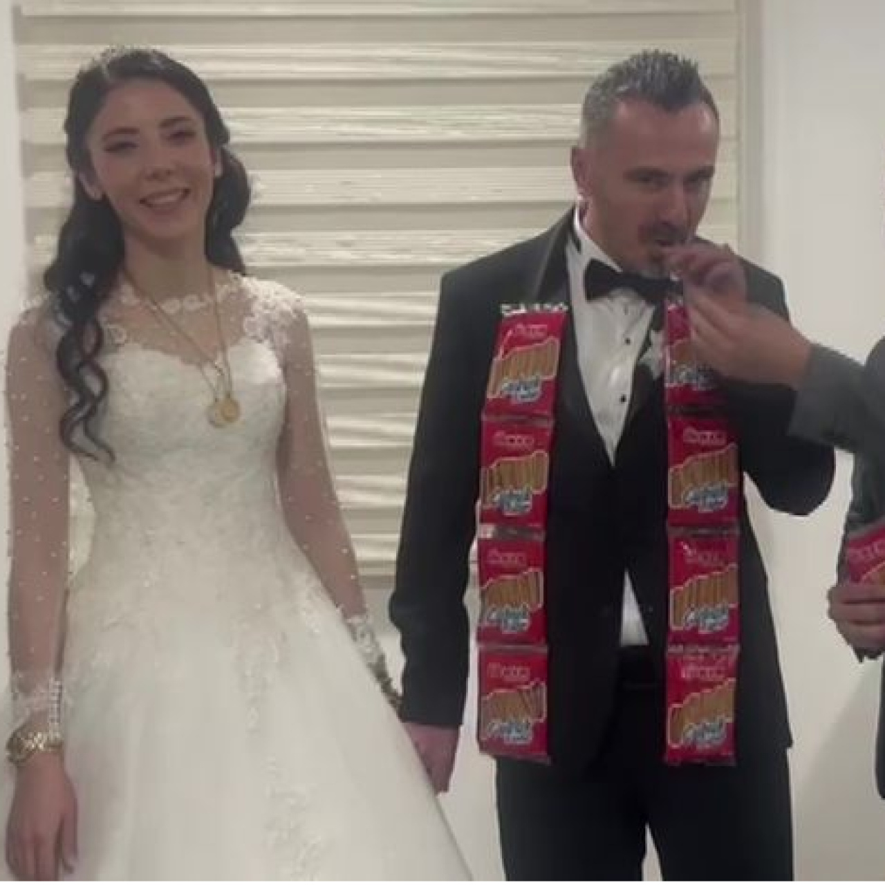 Damada takı yerine çubuk kraker taktılar