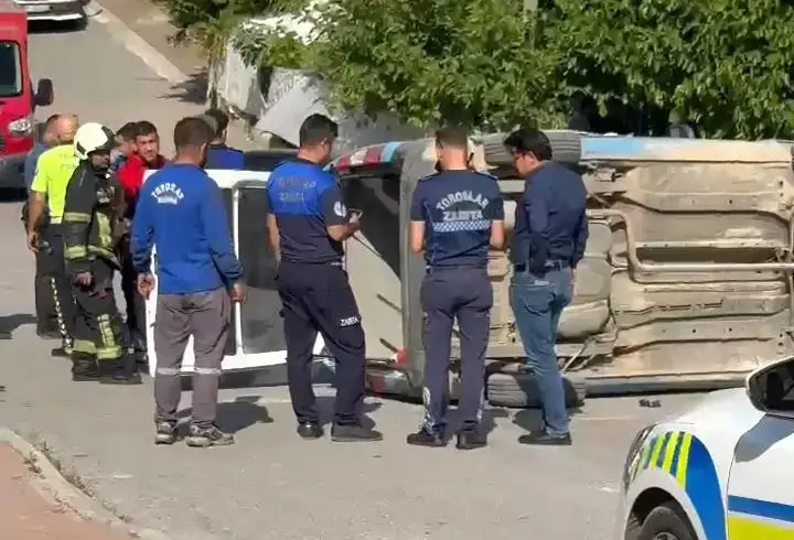 Mersin'de otomobilin çarptığı zabıta aracı devrildi: 2 yaralı