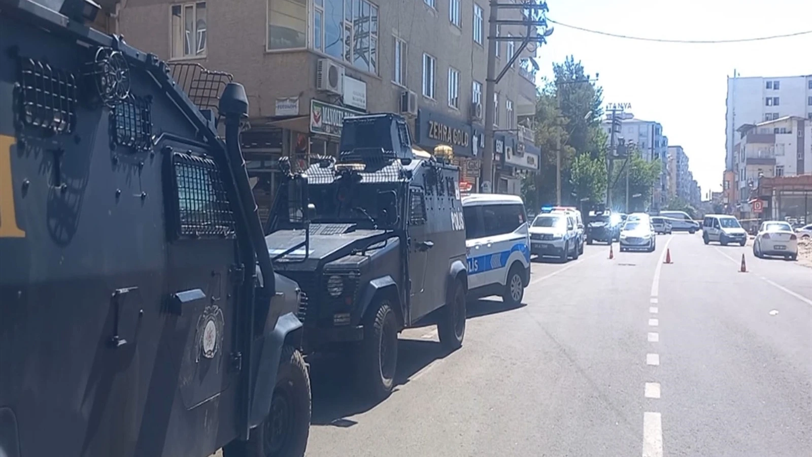Aile içi şiddet ihbarına giden ekiplere ateş açtı, 3 polisi yaraladı