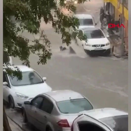Şişli'de Sel Sularına Kapılan Kadını Vatandaşlar Son Anda Kurtardı
