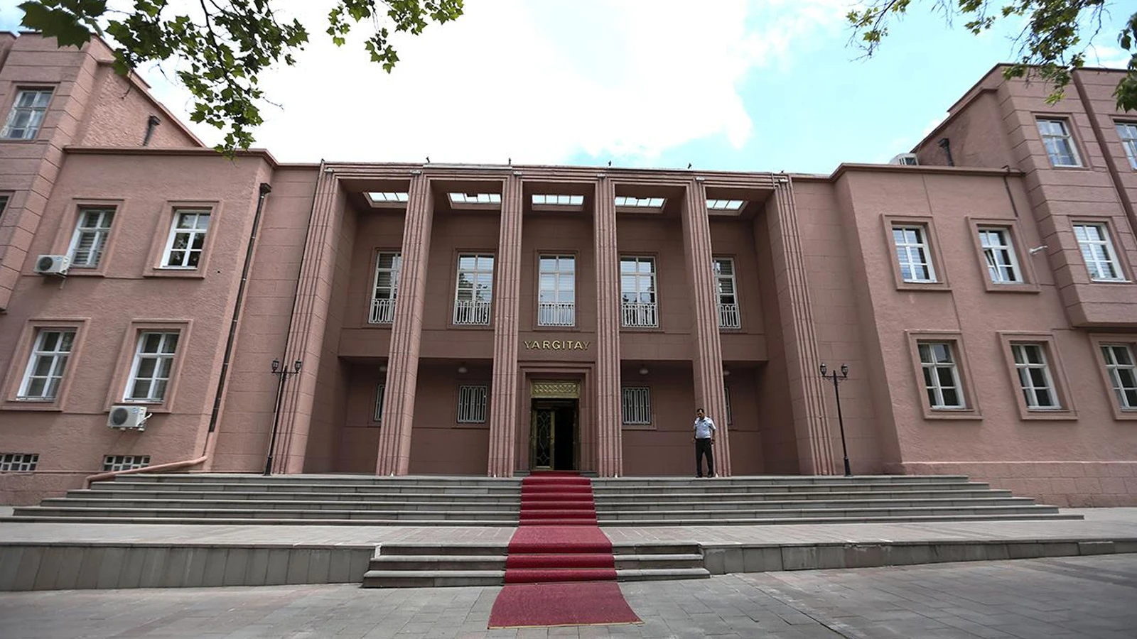 Yargıtay’dan emsal karar! Mesai arkadaşını öptü, tazminatsız kovuldu