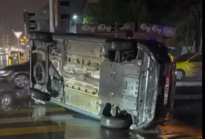 Hafif ticari araç ile otomobil çarpıştı: 2 yaralı