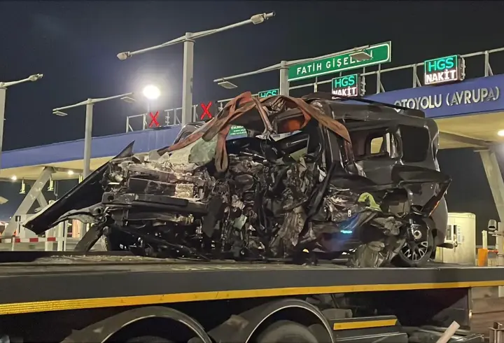 İstanbul'da gişelerde feci kaza: Araç metal yığınına döndü