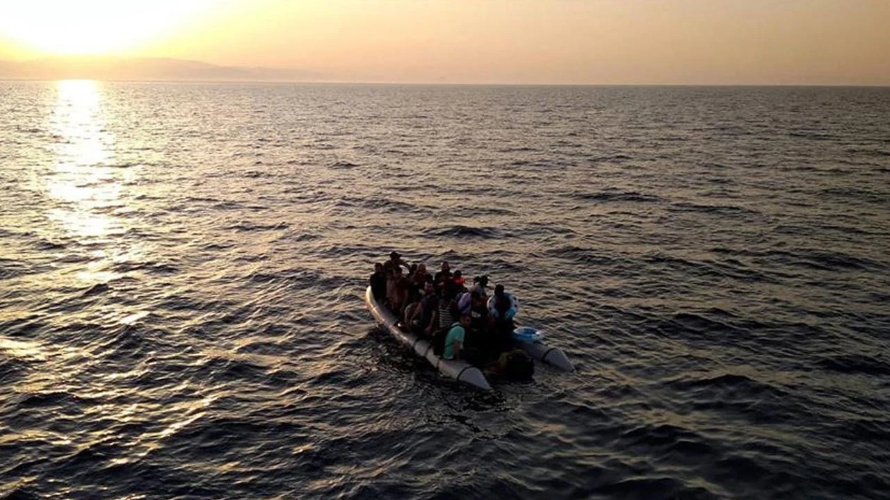İzmir açıklarında 52 düzensiz göçmen yakalandı