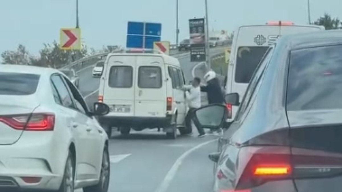 Şoförüyle tartıştıkları minibüse sopa ve kaskla saldırdılar