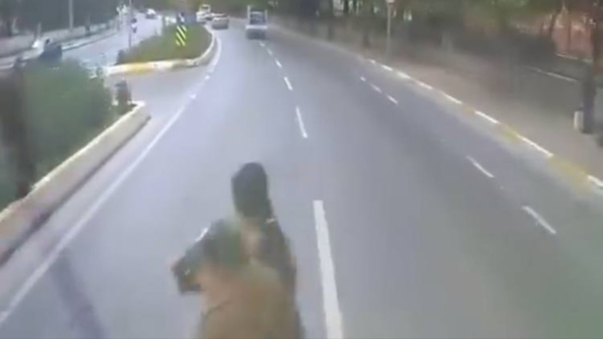 Ölümden bir saniyeyle kurtuldular! TIR'ın altında ezileceklerdi
