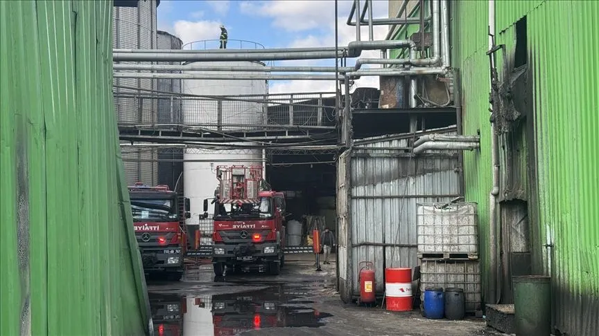 Afyonkarahisar'da bir yağ fabrikasında çıkan yangına müdahale ediliyor
