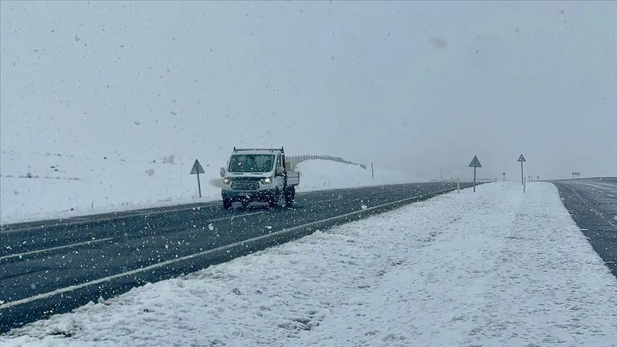  Kar ve tipi nedeniyle Ardahan-Şavşat kara yolu ulaşıma kapatıldı