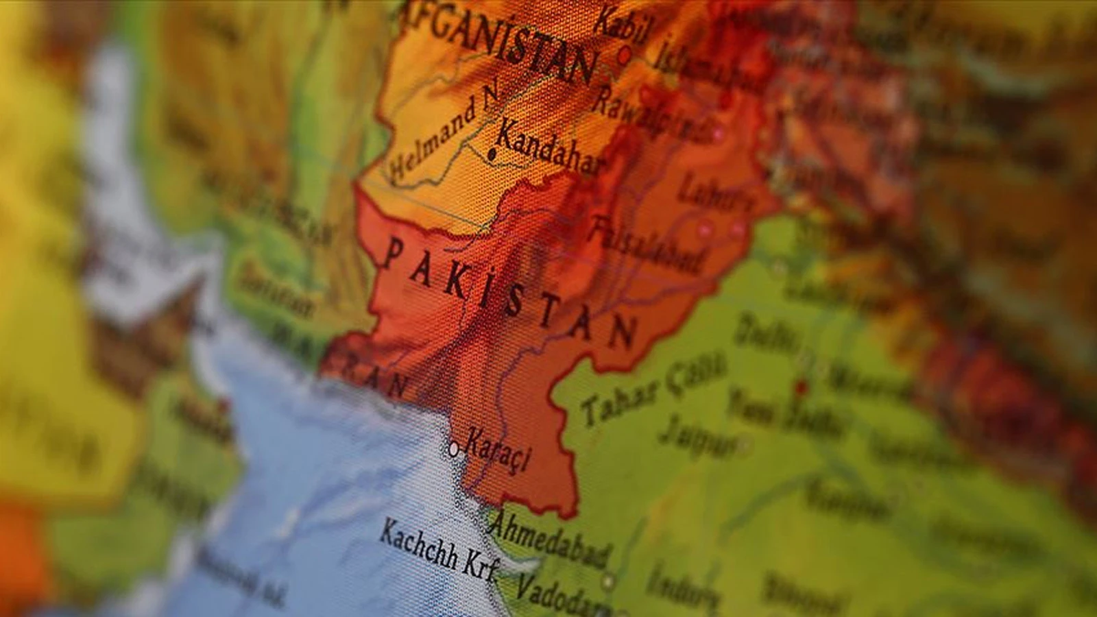 Pakistan’da yolcu trenine bombalı saldırı: Çok sayıda yaralı var