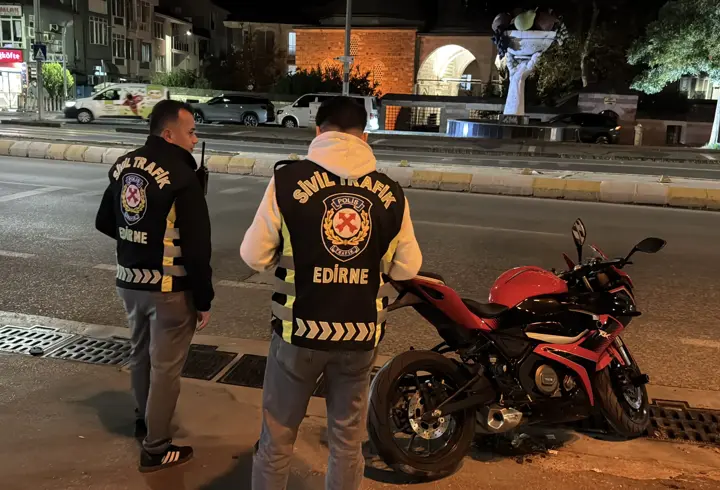 Edirne'de İki Motosiklet Çarpıştı, Bir Kişi Yaralandı