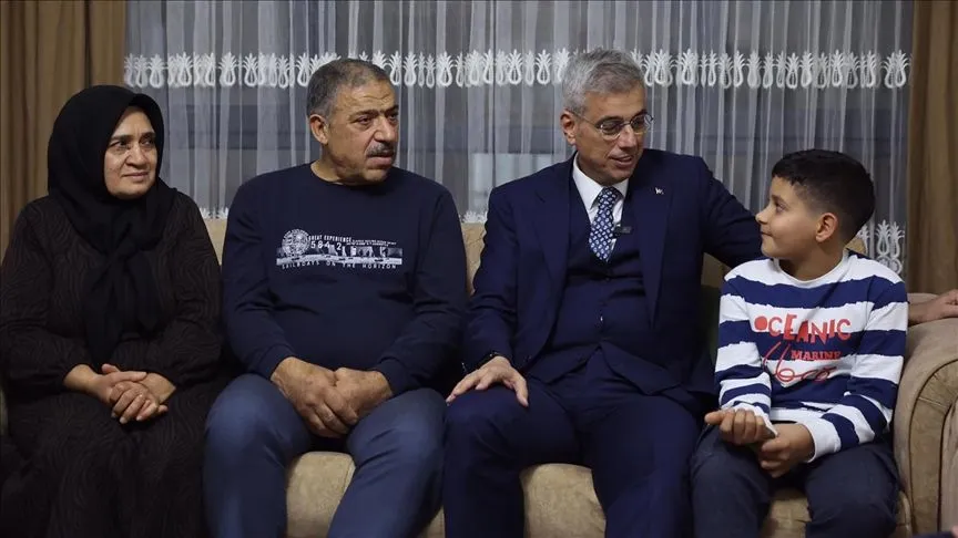 Sağlık Bakanı Memişoğlu, Hatay'da depremzede Gümüş ailesini ziyaret etti