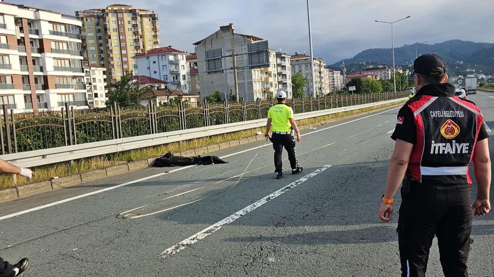 Rize'de hafif ticari araç, bariyerlere çarptı: 2 ölü, 3 yaralı