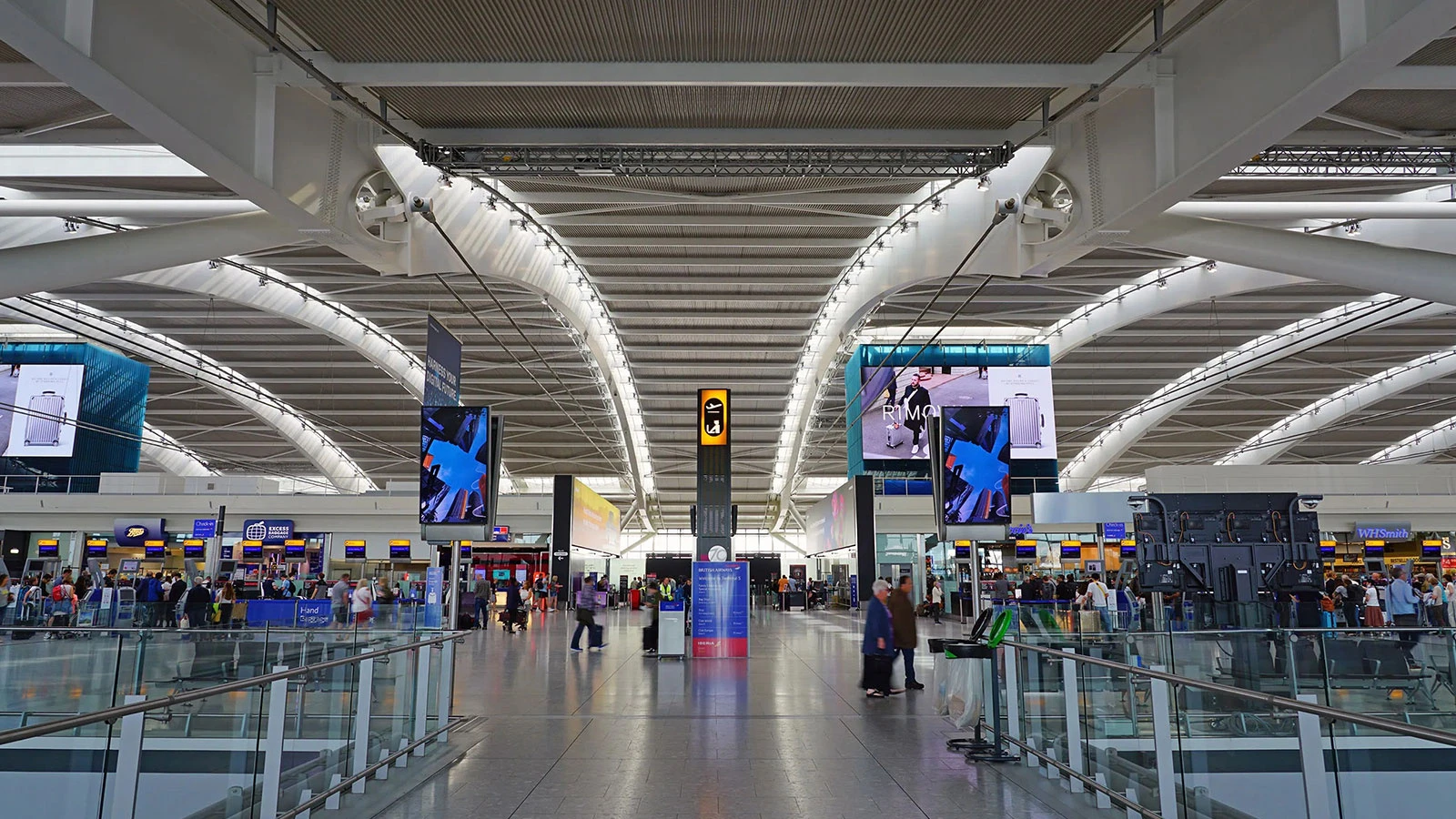 Heathrow Havalimanı'nda elektrik kesintisi sonrası uçuşlar yeniden başladı