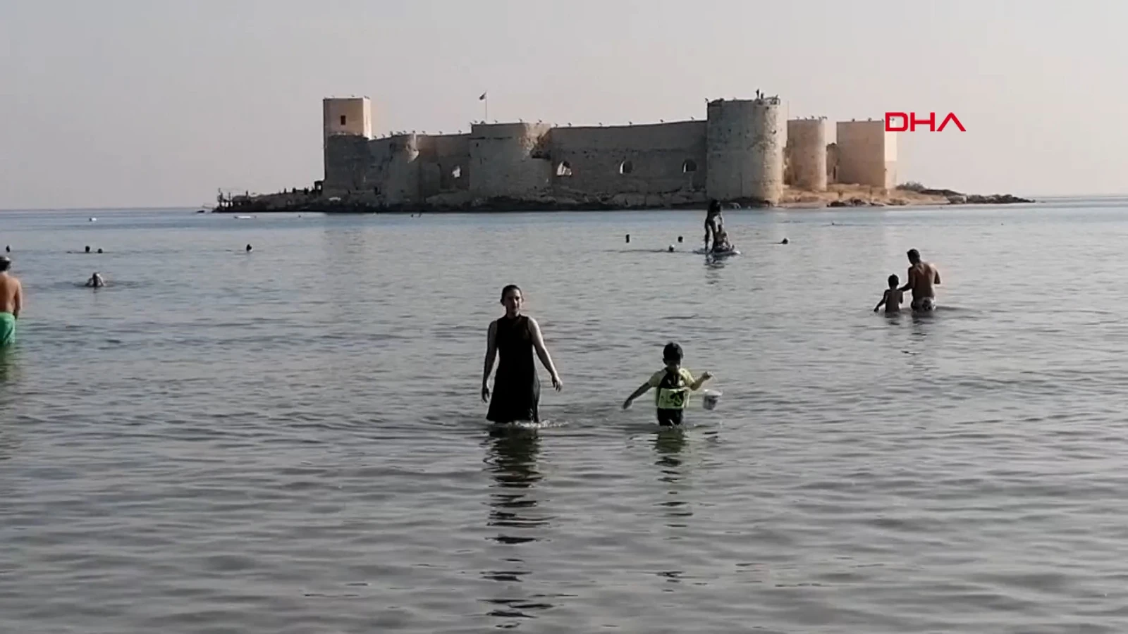 Mersin'in Kızkalesi'nde kasım ayında deniz keyfi
