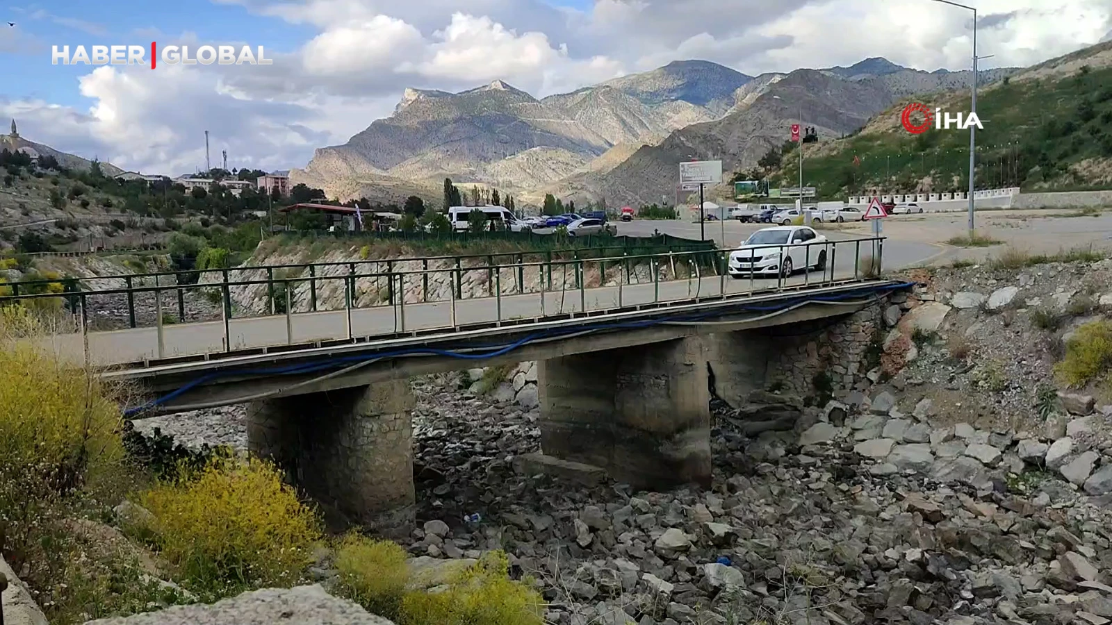 Tortum Şelalesi girişindeki köprü korku saçıyor!