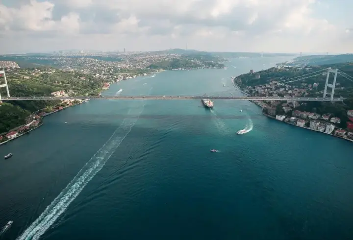 İstanbul Boğazı'nda gemi trafiği çift yönlü askıya alındı
