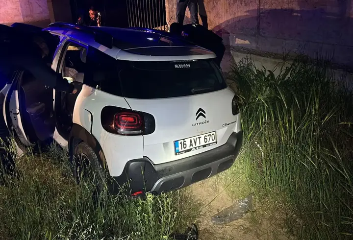 Mardin’de beton bariyere çarpan otomobildeki 3 kişi yaralandı