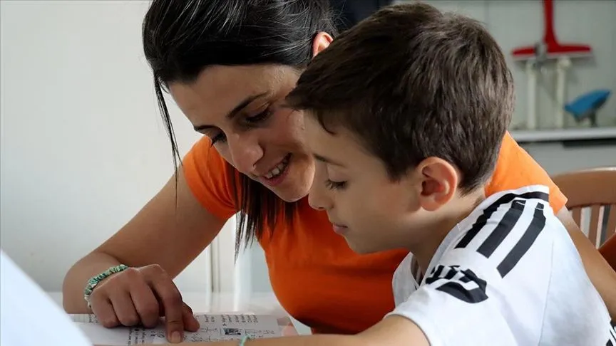 Enkazda sesiyle hayata tutunduğu oğluna hem annelik hem babalık yapıyor