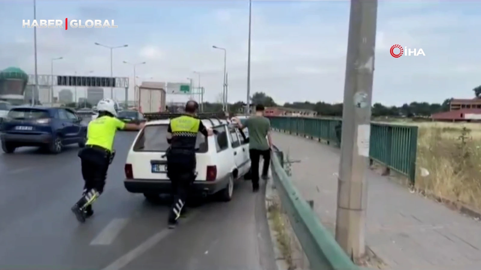 Sınava giderken araçları arızalandı, gözyaşlarına boğuldu