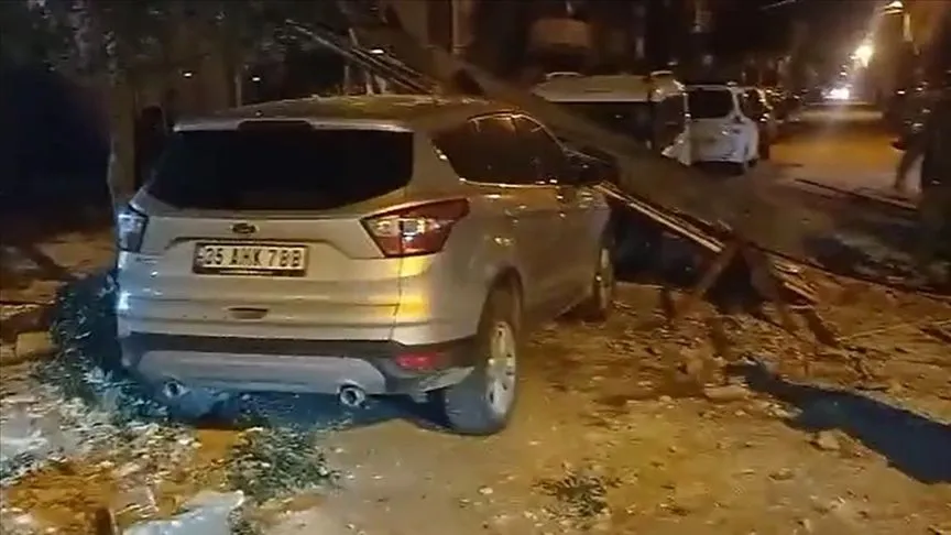 Manisa’da kuvvetli fırtına hayatı olumsuz etkiledi