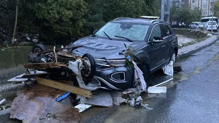 Selde Kalan Ve Hasar Gören Aracın Masrafını Kim Öder? Kasko Ve Trafik Sigortası Sel Hasarını Karşılar Mı, Kaskosu Olmayan Ne Yapacak? Hasar İhbarı İçin Kaç Gün Süre Var, Su Basan Araç Pert Mi Sayılır?
