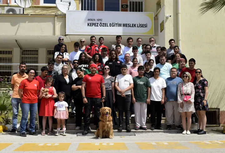 SKUT ekibi ve Zeyna ile öğrencilere deprem farkındalık dersi