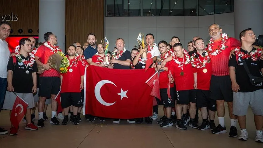 Avrupa Şampiyonası'nda ikinci olan özel sporcular, yurda döndü