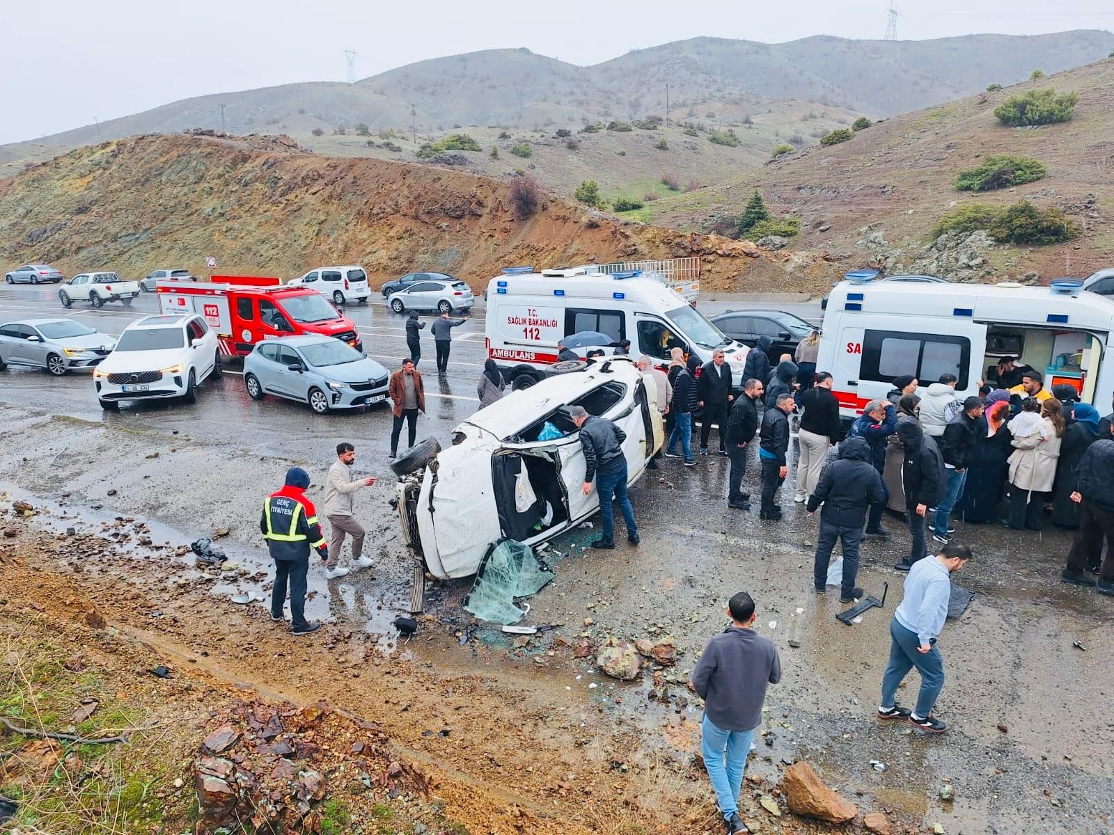 Bingöl-Diyarbakır yolunda kaza: Otomobil devrildi, 4 yaralı