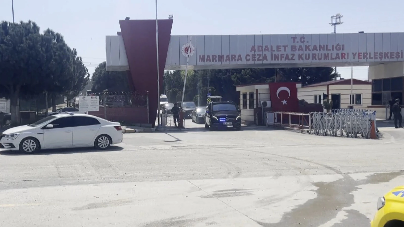 CHP Genel Başkanı Özgür Özel, Ekrem İmamoğlu'nu ziyaret etti